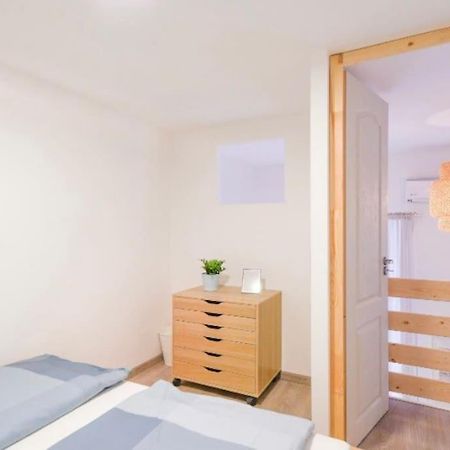 2 Bedroom Flat In Nyar Str., Boutique Budapest Eksteriør billede