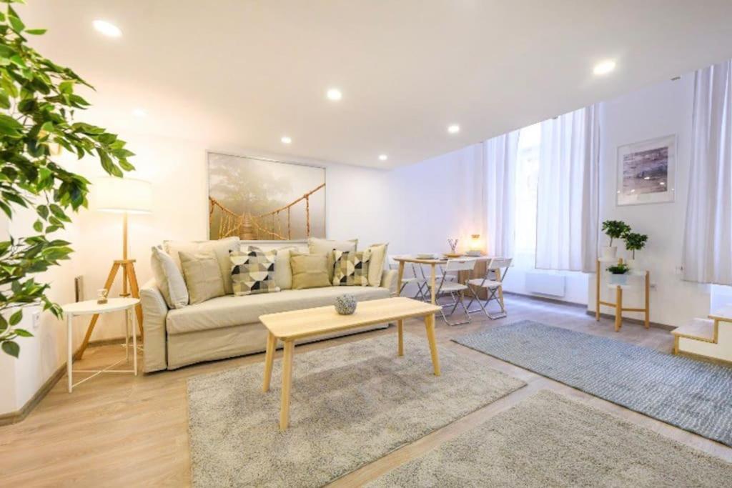 2 Bedroom Flat In Nyar Str., Boutique Budapest Eksteriør billede
