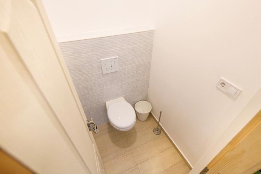 2 Bedroom Flat In Nyar Str., Boutique Budapest Eksteriør billede