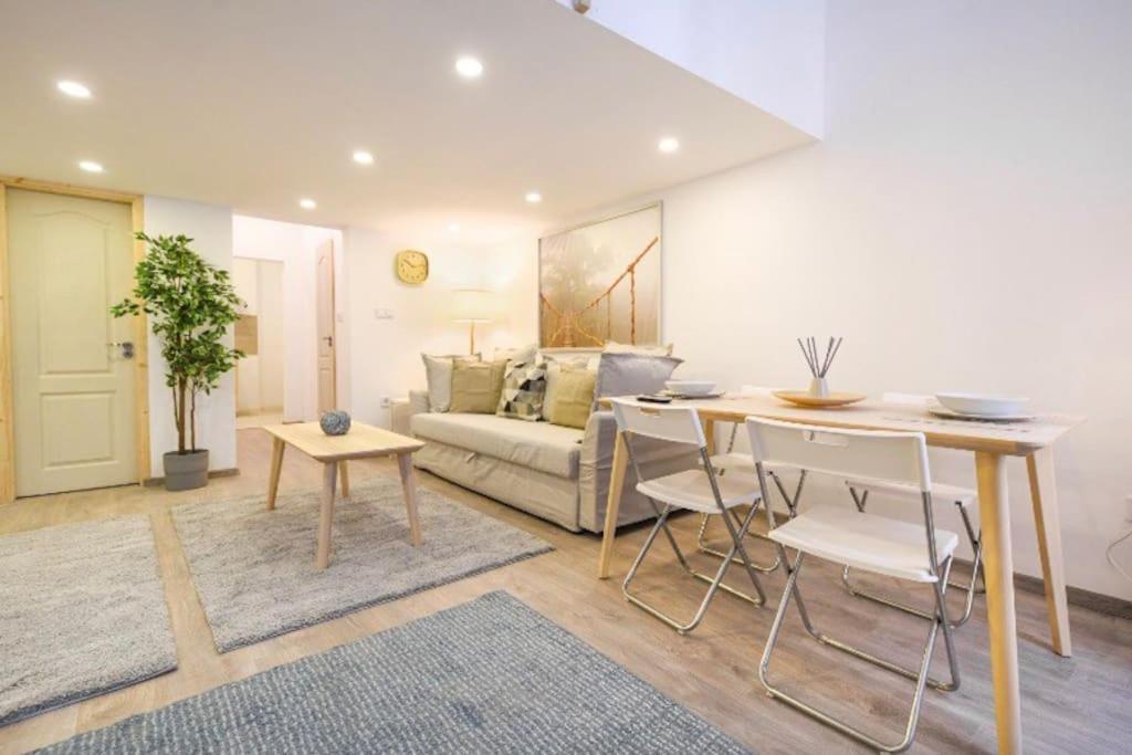 2 Bedroom Flat In Nyar Str., Boutique Budapest Eksteriør billede