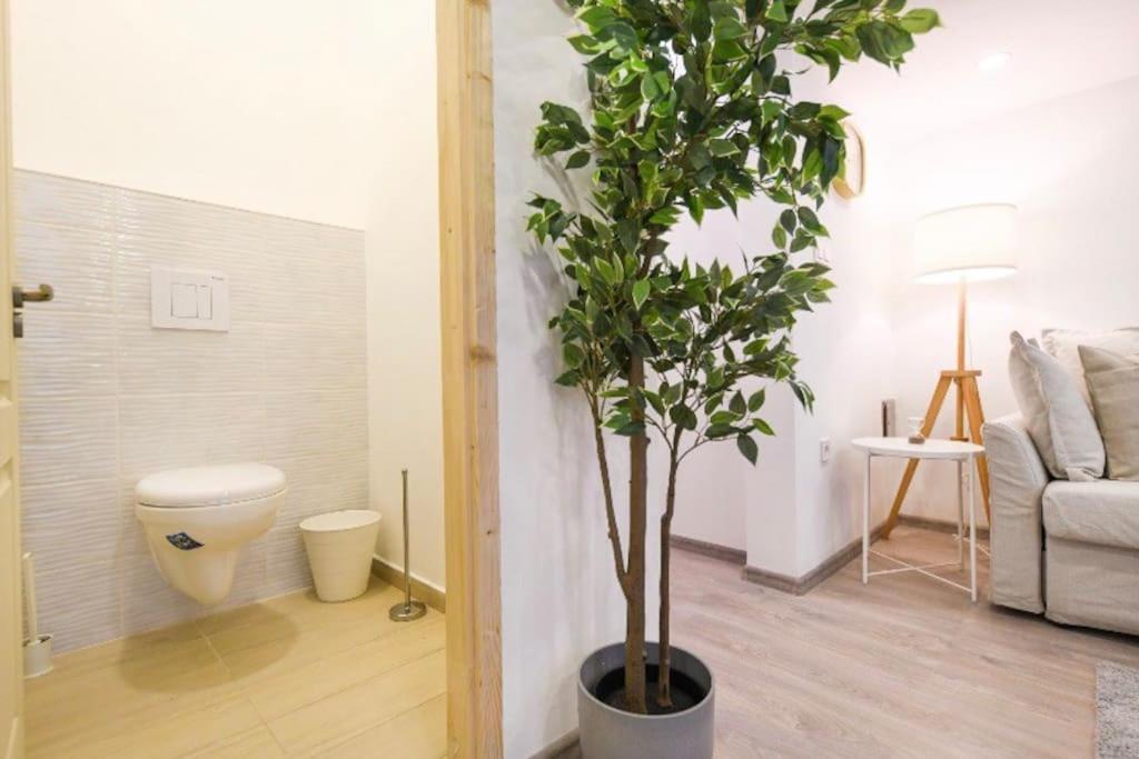 2 Bedroom Flat In Nyar Str., Boutique Budapest Eksteriør billede