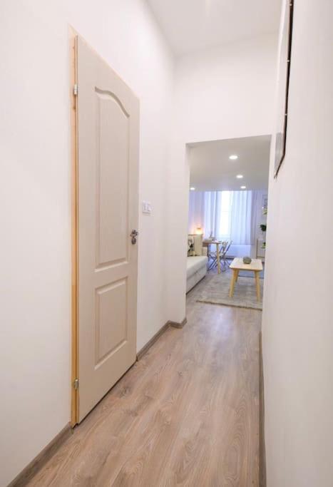 2 Bedroom Flat In Nyar Str., Boutique Budapest Eksteriør billede