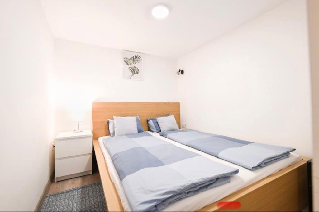 2 Bedroom Flat In Nyar Str., Boutique Budapest Eksteriør billede