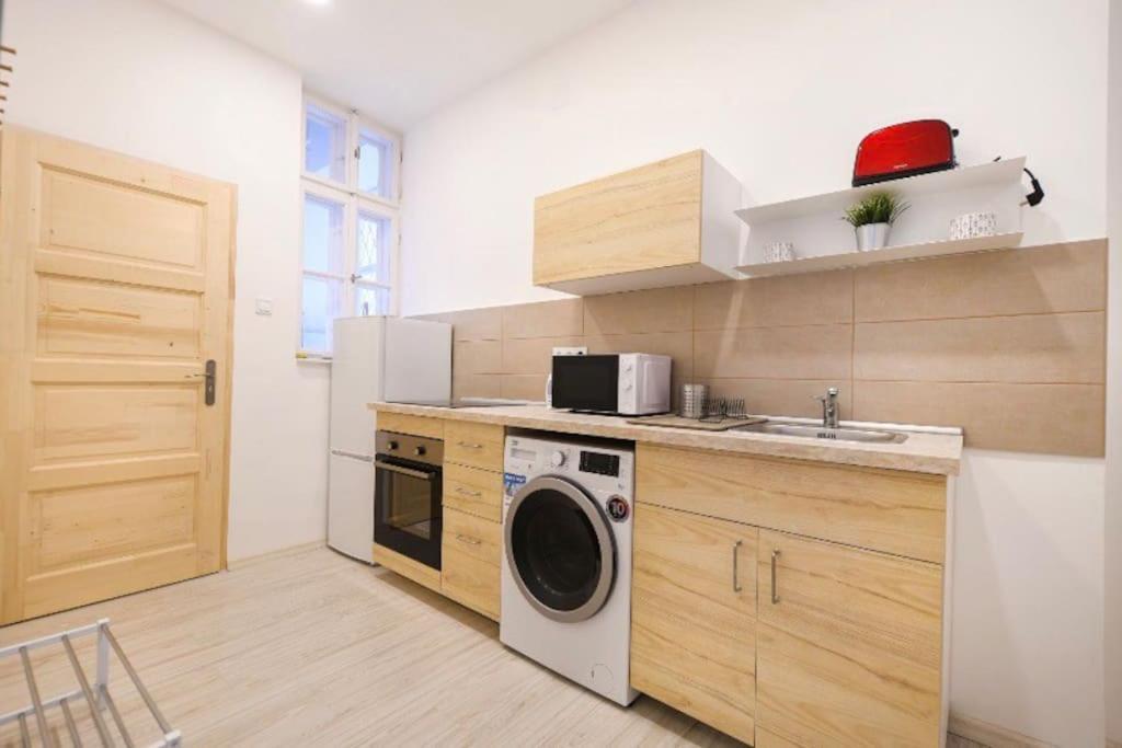 2 Bedroom Flat In Nyar Str., Boutique Budapest Eksteriør billede