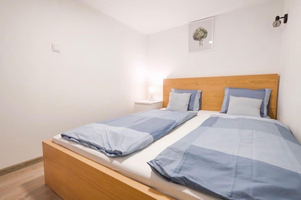2 Bedroom Flat In Nyar Str., Boutique Budapest Eksteriør billede
